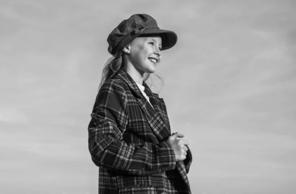 French casual fashion. happy teen girl in checkered jacket. spring kid fashion style. child with curly hair wearing trendy hat. concept of beauty. childhood happiness. parisian retro look — Stock Photo, Image