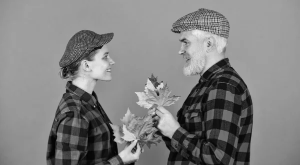 Jovens e livres. Hora da colheita. Férias de outono de Ação de Graças. em cores de outono. A fazer xarope de bordo. Canadá. folhas caindo, elementos florais outono. homem barbudo e menina pico cap. casal retro de agricultores — Fotografia de Stock