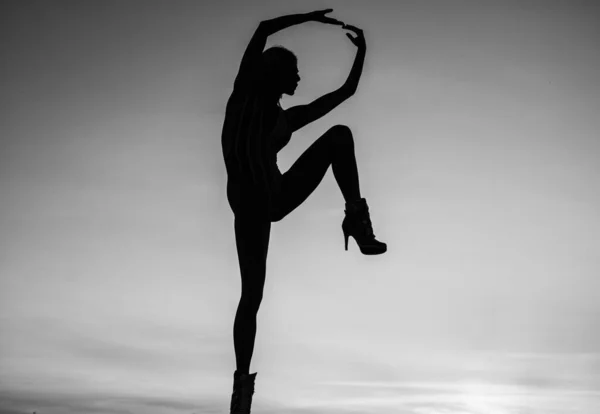 Silhouette femminile sul cielo al tramonto sfondo della donna danzante, silhouette — Foto Stock