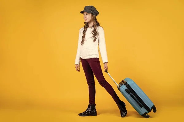 Glückliches Kind in Mütze mit Reisetasche Koffer, Reisen — Stockfoto