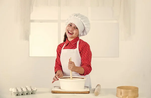 Tersenyum gadis remaja berseragam koki memasak dan memanggang, toko roti — Stok Foto