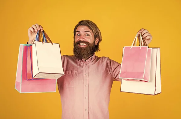 O dia perfeito. maduro brutal hipster com presente. comprar no shopping. homem barbudo feliz segurando pacote de presente. feliz aniversário ou aniversário. Celebração de férias. surpresa para ele. compras e venda — Fotografia de Stock