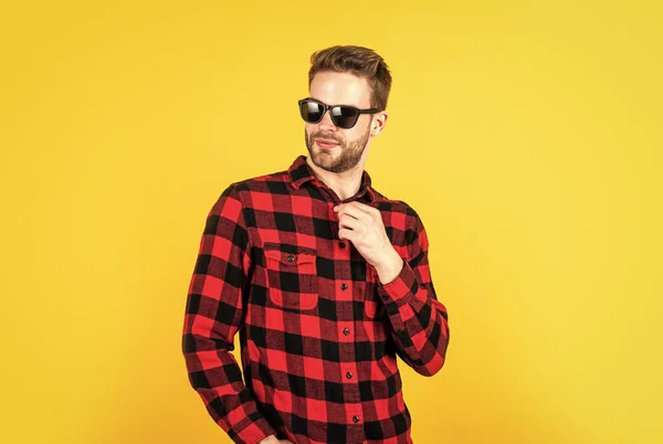 Jonge knappe man in geruit shirt en zonnebril heeft borstel op gezicht, zomer — Stockfoto