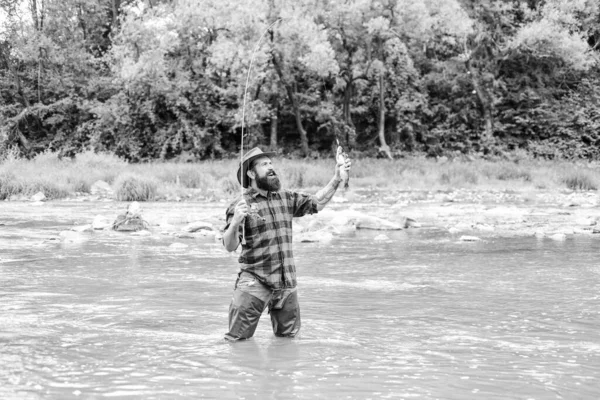 Cose buone per i buoni momenti. hobby e attività sportive. pescatore barbuto in acqua. pescatore mostrano tecnica di pesca uso canna. uomo maturo pesca a mosca. uomo cattura il pesce. weekend estivo. Felice pesca a mosca — Foto Stock