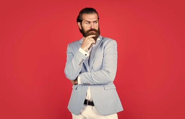 Homme barbu en tenue de cérémonie. élégant homme d'affaires porter des vêtements élégants pour l'événement formel. sommelier. Un vrai gentleman aux cheveux soignés. beauté masculine et mode. concept de salon de coiffure — Photo