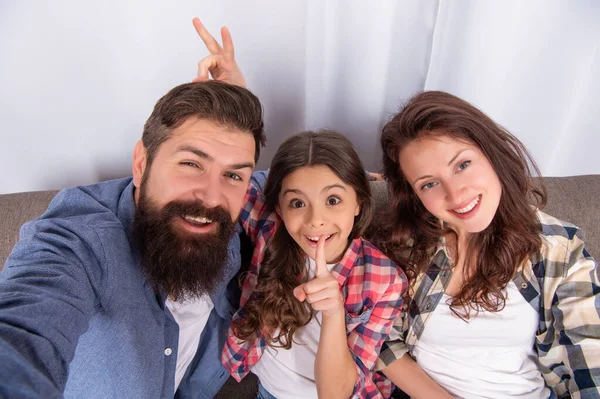 Happy family make selfie sitting on sofa at home, family weekend — Fotografia de Stock