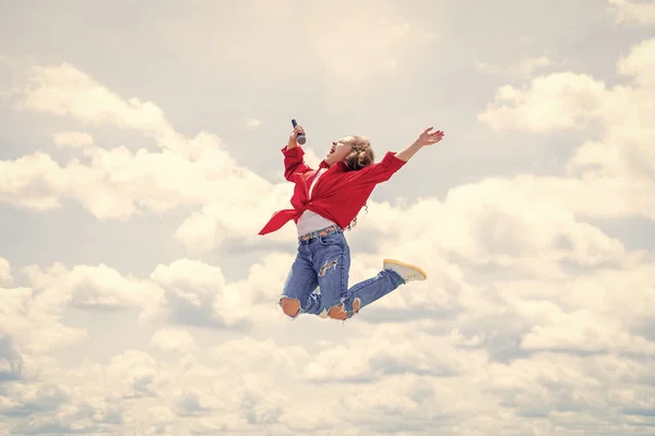 Веселое дитя летит высоко в небе, полное энергии — стоковое фото