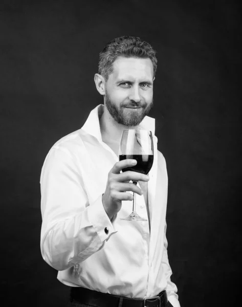 Sexy hombre guapo en camisa blanca celebrar copa de vino tinto, cita de amor — Foto de Stock