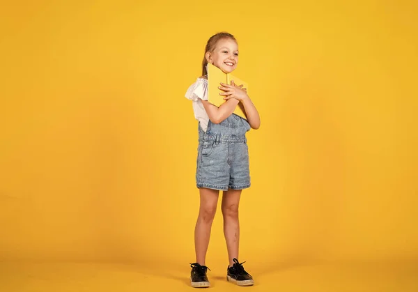 Enfant heureux avec cahiers prêts pour l'étude, leçon — Photo