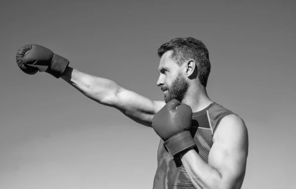 Boxeador atlético hombre musculoso boxeo en guantes, puñetazos —  Fotos de Stock