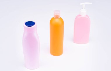 Çok renkli plastik doldurulabilir sıvı tuvalet malzemesi konteynerleri, şişeler