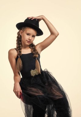 Geçmişi olan şık bir kız. Beyaz, eski moda bir elbiseyle izole edilmiş.