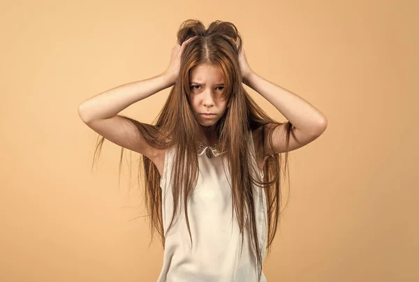 Η λυπημένη έφηβη αγγίζει μαλλιά. αναστατωμένο παιδί που έχει πονοκέφαλο. ημικρανία. δυστυχισμένο παιδί νιώθει στρεσαρισμένο και καταπονημένο. Τρελαίνομαι. Κομμωτήριο. υγιή και δυνατά μαλλιά. Μεταβατική ηλικία — Φωτογραφία Αρχείου