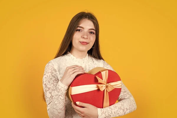 Trendy looking kid girl with heart present box, happy valentines day — стоковое фото
