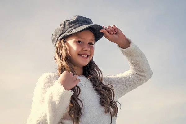 Стильный ребенок носит модную кепку. сезонный осенний вид моды. девочка-подросток в хорошем настроении. Счастливого детства. красота и мода. Концепция будущего. весёлый ребенок с длинной прической — стоковое фото