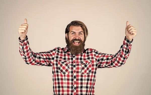 Heureux beau barbu gars avec visage non rasé et coiffure élégante porter des vêtements décontractés, coiffeur — Photo