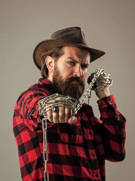 Retrato da masculinidade. estilo de moda casual masculino. bonito hipster com cowboy chapéu segurar cadeia — Fotografia de Stock