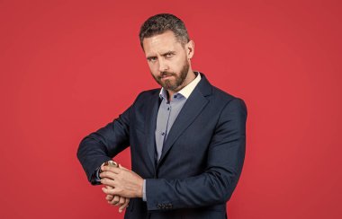 İş modası tarzı. Başarılı erkek CEO. Patron ve çalışan. Güven ve başarı.