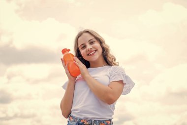 Seçimine güveniyor. Meyve suyu şişeli kız. Susadım. Vücuttaki su dengesi. Nemlendirici ve hidrasyon. Çocuk ferahlatıcı içecek içiyor. Çocuk eğleniyor. Mutlu çocukluk. Öğle yemeği zamanı.