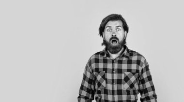 Aman Tanrım. Duygusal yüzlü acımasız bir adam. Sıradan bir erkek modası. Şaşırtıcı yakışıklı hippi. Berber dükkanı. Olgun adamın bıyığı var. kopyalama alanı. Kareli gömlekli sakallı adam.