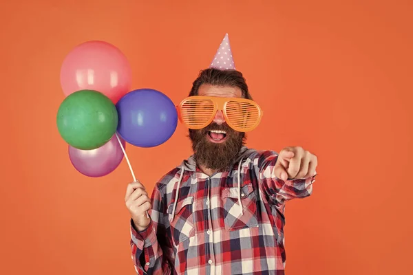 Süslü saçlı ve sakallı erkek hippi parti balonları, tatil — Stok fotoğraf
