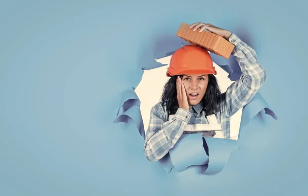 Sara 'perfetto. Ingegnere edile che lavora con mattoni. lavoratrice. Architettura. donna architetto in casco. ragazza in camicia a scacchi e cappello rigido protettivo. cantiere e cantiere — Foto Stock