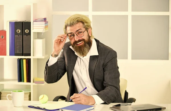 Successful business startup. man play tennis ball in workplace. Win a victory. office entertainment. leisure activity. team building and teamwork. male employee playing tennis in the office — Stock Photo, Image