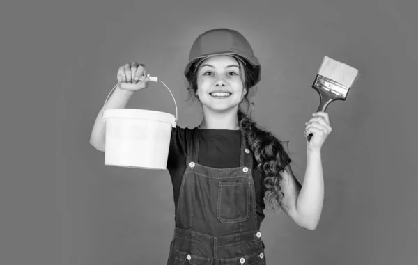 Szczęśliwy dzieciak inżynier z malarstwa wiadro i szczotka narzędzie w twardym kapeluszu, hobby — Zdjęcie stockowe