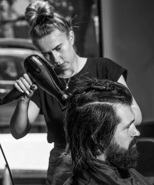 Tiro de peluquero corte de pelo de guapo cliente masculino, estilista sirviendo cliente en la peluquería — Foto de Stock