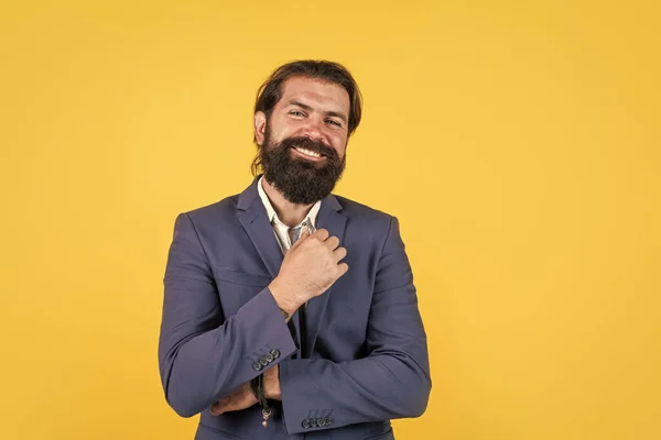 Beleza masculina e moda. código de vestuário de negócios e escritório. barbearia masculina e cabeleireiro. homem de negócios maduro feliz vestindo terno formal. brutal barbudo homem com barba e bigode no casaco — Fotografia de Stock