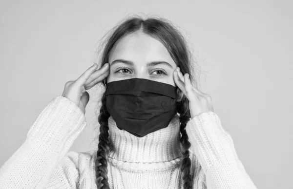Πνευμονία από ιούς. ασθενή παιδί που φοράει μάσκα αναπνοής. προστατευτικά στοιχεία ασφαλείας κατά τη διάρκεια επιδημικής έξαρσης του ιού της στέψης. πονοκέφαλος σύμπτωμα covid 19. κορίτσι ανάγκη igg δοκιμή ανοσίας. Νιώθω τον πόνο. — Φωτογραφία Αρχείου