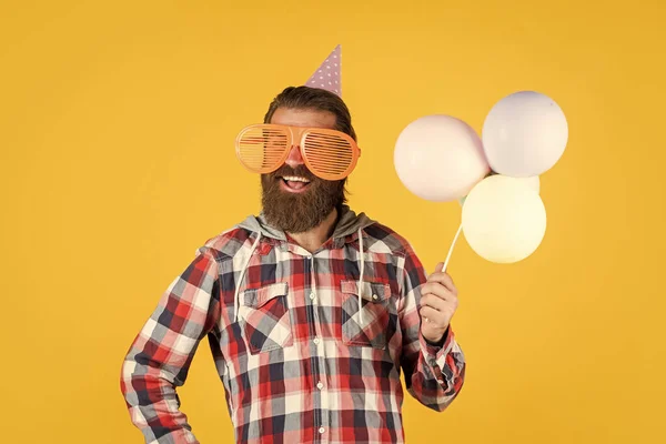 Αρσενικό hipster με μοντέρνα καλλωπισμένα μαλλιά και γενειάδα κρατήσει μπαλόνια κόμμα, διασκέδαση — Φωτογραφία Αρχείου