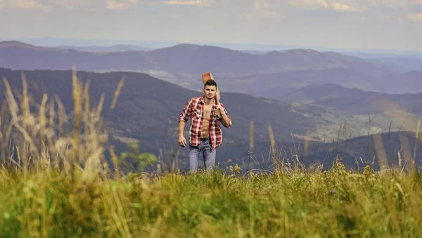 A balançar a onda. homem sexy com guitarra em camisa quadriculada. moda hipster. camping ocidental e caminhadas. feliz e livre. Homem cowboy com tronco musculoso nu. guitarrista acústico. música country — Fotografia de Stock