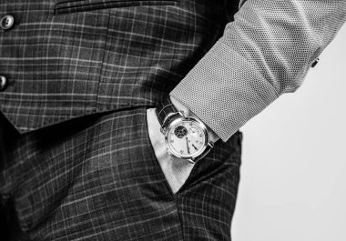 Her erkek giyim koleksiyonunda en önemli aksesuar. Erkek bileğine takılan lüks saat. Klasik saat parçası. Moda aksesuarı. Moda tarzı. Dakiklik ve dakiklik. Şimdiki zaman