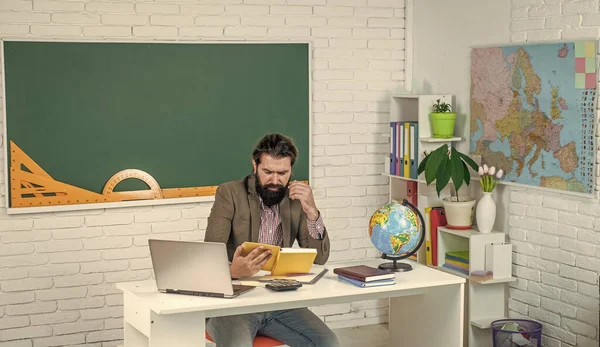 Человек с бородой и усами выглядеть как бизнесмен или учитель в колледже или школе, работа — стоковое фото
