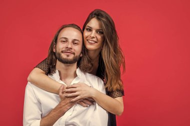 Birlikte yaşamak. Aşık neşeli bir çift. Kadın ve erkeğin romantik ilişkileri. Aşk iş başında. Romantizm ve arzu. Kuaför kuaförü. Erkek berber dükkanı güzeli. aile değerleri ve ilişki