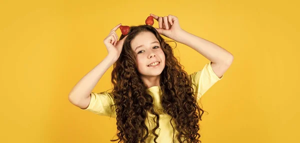 Enfant ludique. Petit déjeuner sain. Concept de vitamine. Des baies d'été. Un enfant qui mange des fraises. Dessert de nourriture sucrée. Mon plaisir d'été. Une fille qui mange des fraises maison. Une nourriture saine. Soins de santé — Photo