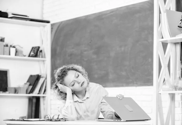 Exhausting lesson. Tired tutor fall asleep at workplace. Woman tired in school classroom. Teacher exhausted after hard working day. School pedagogue stressful occupation. Tired student lean on desk — Stock Photo, Image