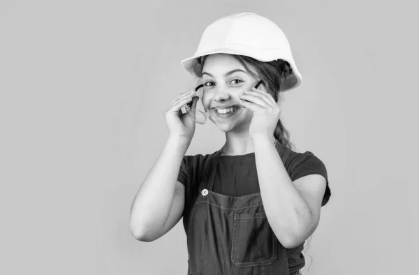 기계가 작동하네. 건축 현장에서 헬멧을 쓰고 있는아이. 보호용 안경을 쓰고 일하는 십 대 소녀. 아이가 수리를 하고 있습니다. 워크숍의 보수 개념. 분주 한 직공 목수 — 스톡 사진
