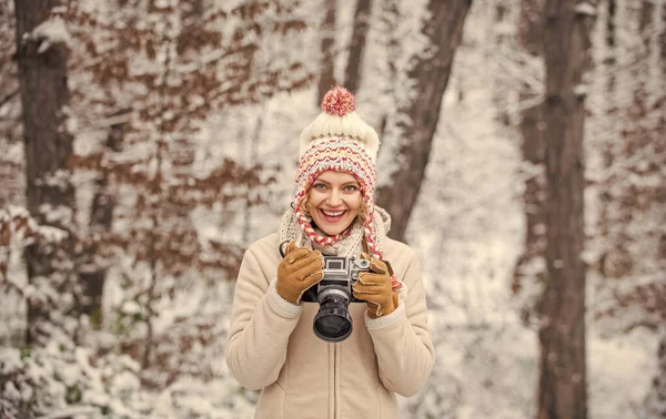 Un passe-temps d'hiver. Prendre de superbes photos d'hiver. Profitez de la beauté des paysages de neige à travers des photos. Femme photographe avec appareil photo professionnel. Profitez de la pâleur enchanteresse et de l'atmosphère glacée de l'hiver — Photo