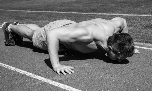 Sportos izmos férfi csinál push up szabadtéri stadion, teljesítmény — Stock Fotó