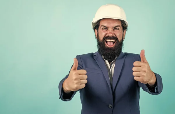 Mérnök vagy férfi sisakos munkások biztonsági sárga háttérrel másolás tér viselet üzleti ruha, hüvelykujj fel a sikerért — Stock Fotó