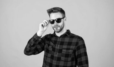 Tasarımlarına talep var. Seksi Avrupalı iş adamının kapalı mekan portresi. Kendine güvenen ve sakin. Sakallı ve kıllı yakışıklı sıradan bir adam. Neşeli ve şık. Güneş gözlüklü yakışıklı adam.