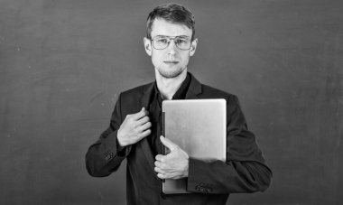 Yeni teknoloji. Okula dönüyorum. Bilgisayarlı bir erkek. Bilgi kavramı. Gözlüklü zeki bir adam. Ofis kıyafetleri ve moda konsepti. Öğrenmeye hazırım. Ceketli başarılı iş adamı