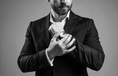 Biraz ara ver. Erkek moda aksesuarı. Çevik iş. Eli kollu bir adam. Şık bir iş adamı. Zengin insanlar. Takım elbiseli iş adamı zamanı gösteriyor. Güven ve başarı. Zamanımız yok. son teslim tarihi