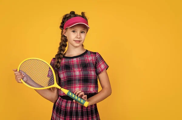 Niño mantenga raqueta de bádminton. Tenista infantil. de vuelta a la escuela. feliz y saludable infancia — Foto de Stock