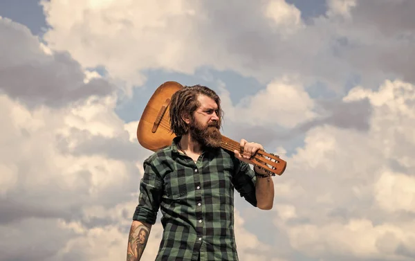 턱수염을 기른 잔인 한 코카서스 수탉은 어쿠스틱 기타, 음악을 연주 한다 — 스톡 사진