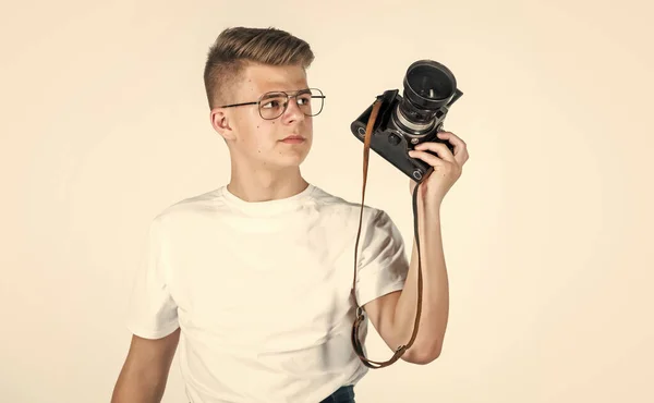 Έφηβος αγόρι φορούν λευκό casual πουκάμισο με ρετρό φωτογραφική μηχανή απομονωμένο n λευκό, φωτογραφία — Φωτογραφία Αρχείου