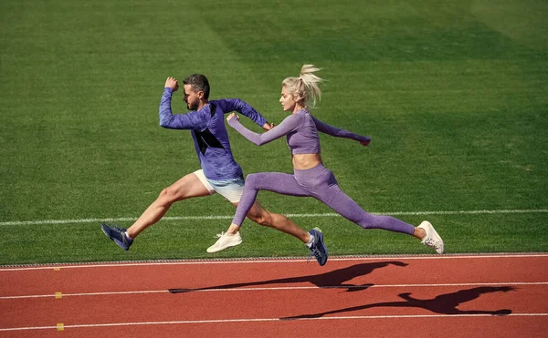 Pareja de deportes corren rápido para ganar. velocistas de fitness. atlético hombre y sexy mujer competir en sprint — Foto de Stock