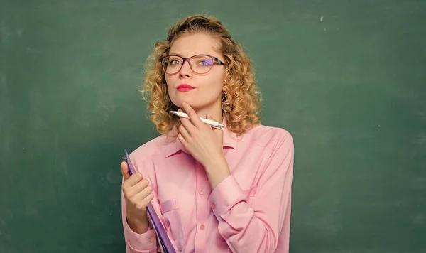 Estudante atencioso em óculos no quadro negro. no próximo ano lectivo. Menina se preparar para exames. redação escrita. professor com pasta de documentos. professora na aula particular. relatar projeto. voltar para a escola — Fotografia de Stock